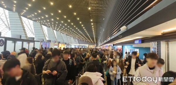 桃機人潮塞爆「5條人龍照曝」！她驚：台股3萬點都辭職了是吧