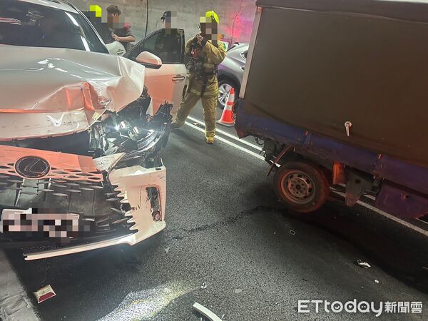 ▲▼國5雪隧內，自小貨車緊急煞車，車急偏進外側車道遭後方白車追撞。（圖／記者游芳男翻攝，下同）