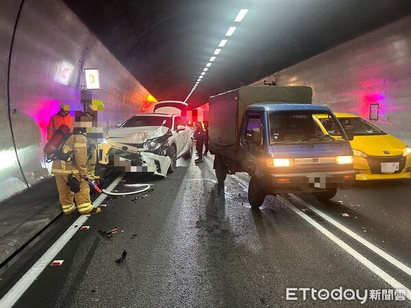 ▲▼國5雪隧內，自小貨車緊急煞車，車急偏進外側車道遭後方白車追撞。（圖／記者游芳男翻攝，下同）