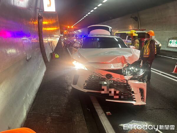 ▲▼國5雪隧內，自小貨車緊急煞車，車急偏進外側車道遭後方白車追撞。（圖／記者游芳男翻攝，下同）