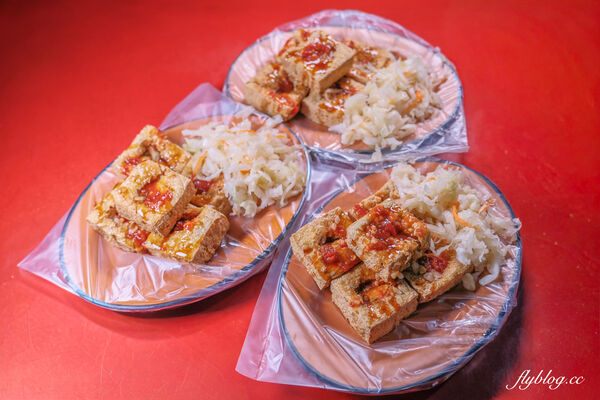 ▲▼台中北屯「陳平臭豆腐」，阿婆一個人獨立作業，水湳30年鐵皮屋臭豆腐。（圖／部落客飛天璇提供）