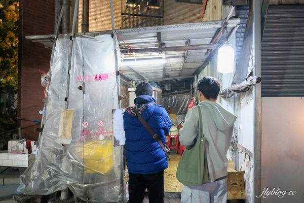 ▲▼台中北屯「陳平臭豆腐」，阿婆一個人獨立作業，水湳30年鐵皮屋臭豆腐。（圖／部落客飛天璇提供）