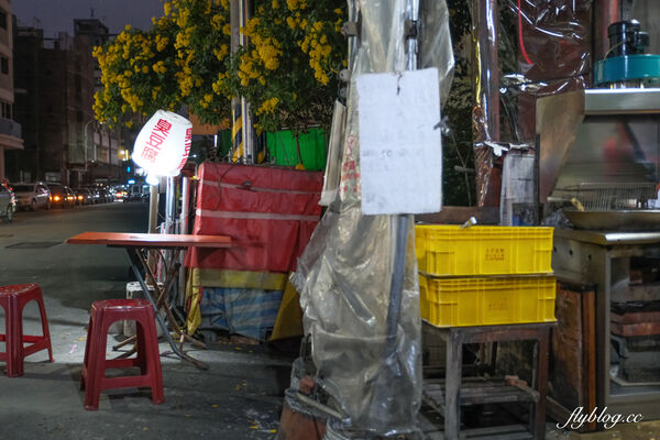 ▲▼台中北屯「陳平臭豆腐」，阿婆一個人獨立作業，水湳30年鐵皮屋臭豆腐。（圖／部落客飛天璇提供）