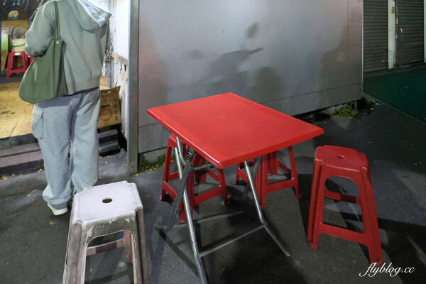 ▲▼台中北屯「陳平臭豆腐」，阿婆一個人獨立作業，水湳30年鐵皮屋臭豆腐。（圖／部落客飛天璇提供）