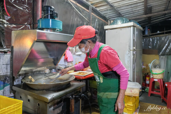 ▲▼台中北屯「陳平臭豆腐」，阿婆一個人獨立作業，水湳30年鐵皮屋臭豆腐。（圖／部落客飛天璇提供）