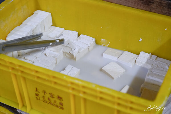 ▲▼台中北屯「陳平臭豆腐」，阿婆一個人獨立作業，水湳30年鐵皮屋臭豆腐。（圖／部落客飛天璇提供）