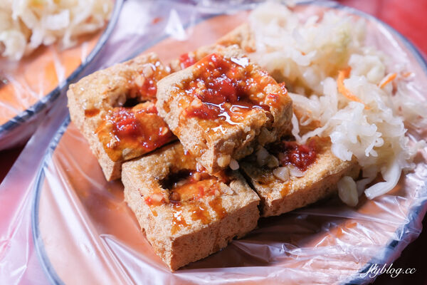 ▲▼台中北屯「陳平臭豆腐」，阿婆一個人獨立作業，水湳30年鐵皮屋臭豆腐。（圖／部落客飛天璇提供）