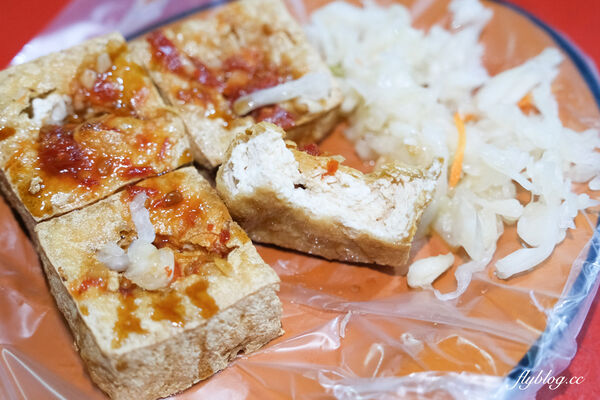 ▲▼台中北屯「陳平臭豆腐」，阿婆一個人獨立作業，水湳30年鐵皮屋臭豆腐。（圖／部落客飛天璇提供）