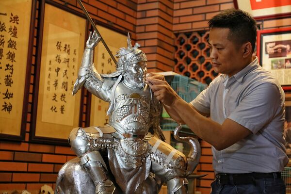 ▲台灣國寶錫雕大師陳萬能與陳志昇父子。（圖／記者唐詠絮翻攝）