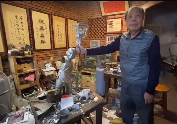 ▲台灣國寶錫雕大師陳萬能與陳志昇父子。（圖／記者唐詠絮翻攝）