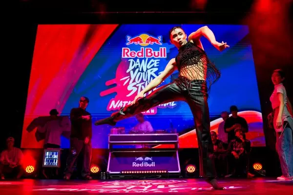 ▲Sunny(巫宗諺)以黑馬之姿展現強大Waacking實力，以乾淨俐落的甩手動作掠奪觀眾目光。（圖／Red Bull提供）