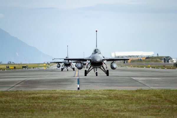2架F-16V滯留夏威夷逾月 王定宇爆：今已起飛！這1、2天抵台