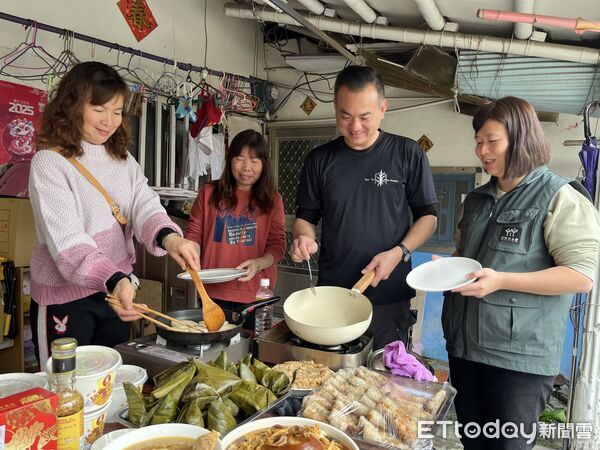 ▲雲林家扶社工化身為創意料理私廚，為隔代教養家庭烹煮⼀桌美味佳餚。（圖／記者游瓊華翻攝）