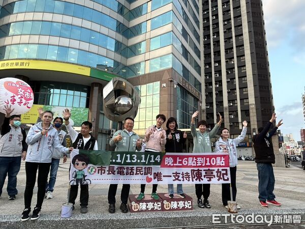 ▲民進黨台南市長初選倒數，立委陳亭妃12日下午站上小東路與中華路口拜票衝刺。（記者林東良翻攝，下同）