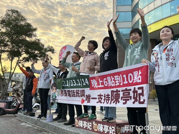 ▲民進黨台南市長初選倒數，立委陳亭妃12日下午站上小東路與中華路口拜票衝刺。（記者林東良翻攝，下同）