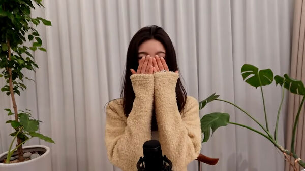 Danielle被宣布解約後首露面！　開直播談NewJeans哽咽哭了