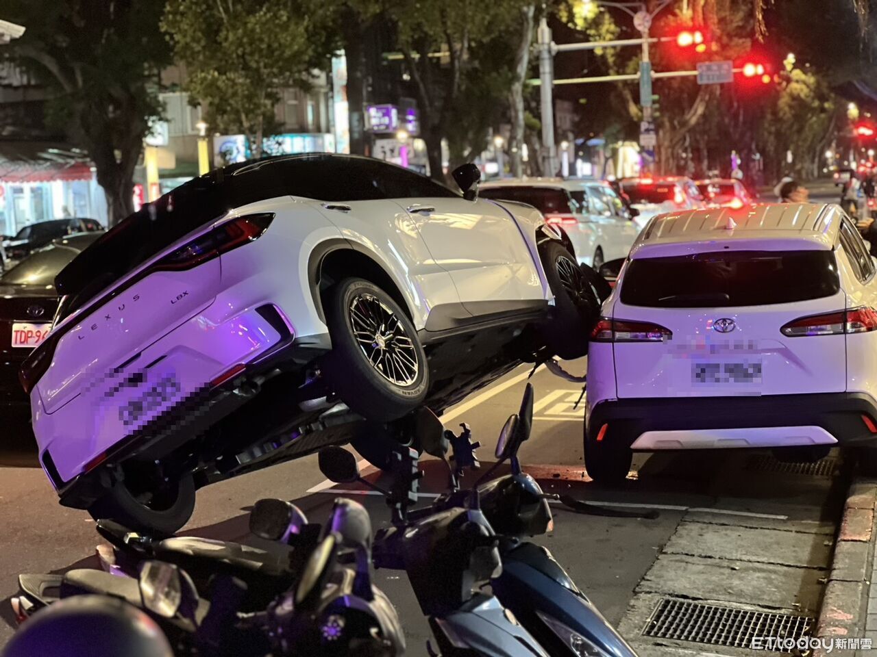快訊/北市驚險事故!豪華休旅「爬上」違停車 騎士被捲入送醫