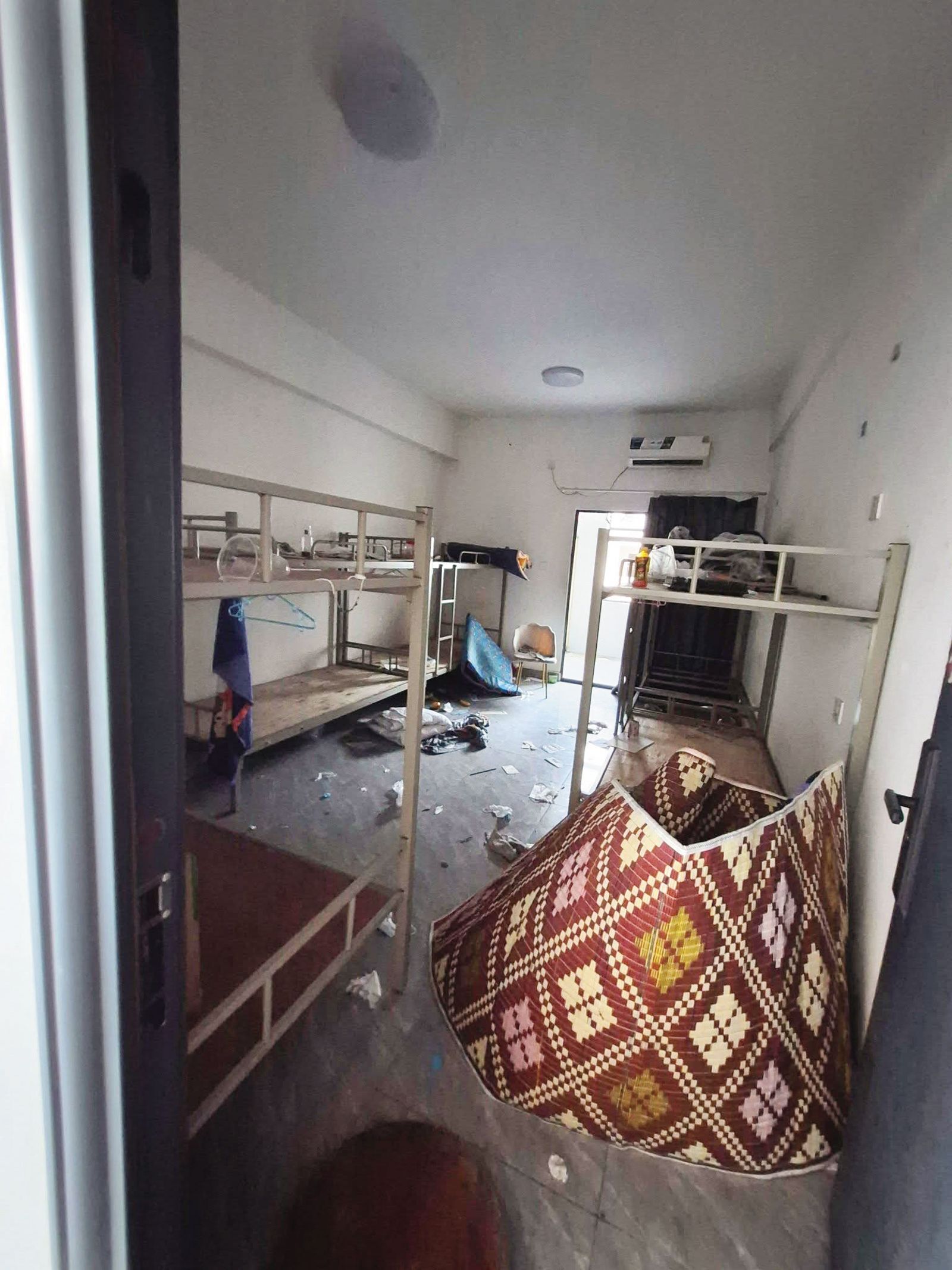 陳志建立詐騙園區並安排簡陋宿舍，形同軟禁被害人，全天候詐騙各國民眾。（翻攝新北市議員林秉宥臉書）