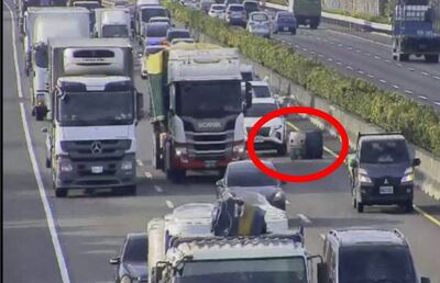 險釀追撞！國1員林段驚見黑色巨桶擋路　聯結車閃不過撞上