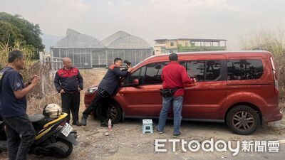 粗心爸一轉身車門反鎖！1歲童受困車內1小時　警消破門救人