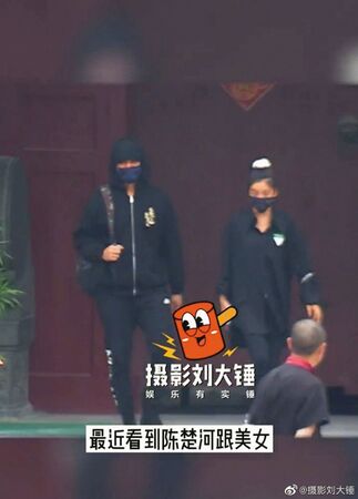 認愛初體驗／獨家！首度認愛妹子　陳楚河抱狗牽女友甜過節