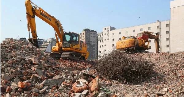 今年元月起上路的「土方清運新制」，造成全台各地土方清運大塞車、價格暴漲、多處工地停工，業者焦急跳腳。（圖／報系資料庫）