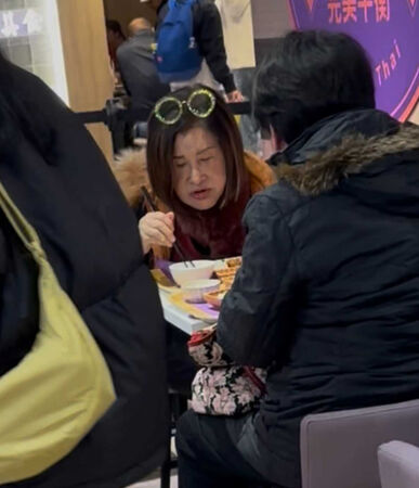 娛樂報報／資深女星嗑美食熟男陪吃　被店員叫回收拾桌面