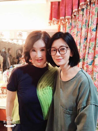 娛樂報報／資深女星嗑美食熟男陪吃　被店員叫回收拾桌面