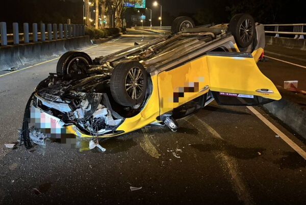 ▲計程車行經台74甲線閃野貓自撞分隔道受傷送醫。（圖／記者唐詠絮翻攝）