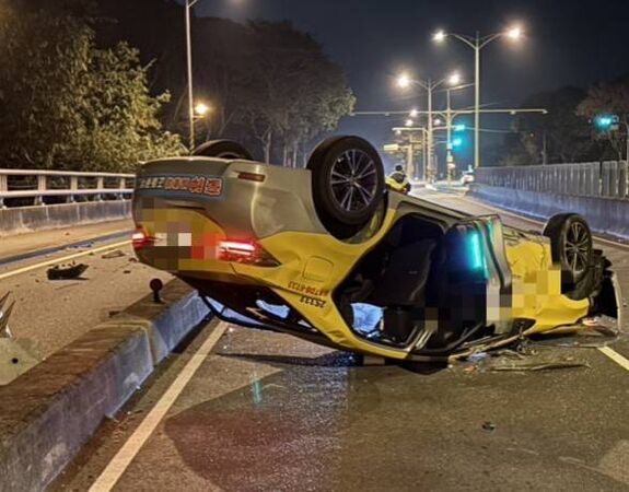 ▲計程車行經台74甲線閃野貓自撞分隔道受傷送醫。（圖／記者唐詠絮翻攝）