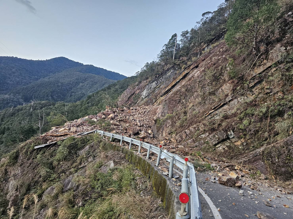 ▲北橫公路台7線68.7k（明池路段）邊坡大量土石崩落 。（圖／交通部公路局官網，下同）