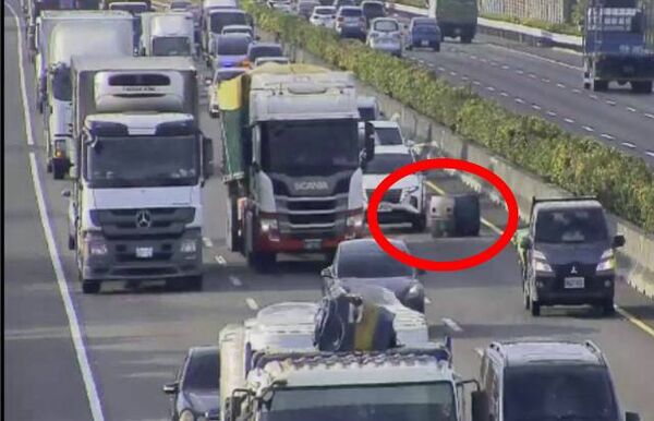 ▲國道1號北向213K發生大塑膠桶飛落，遭聯結車撞上。（圖／國道警方提供 翻攝自西濱路況群）