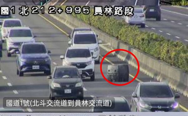▲國道1號北向213K發生大塑膠桶飛落，遭聯結車撞上。（圖／國道警方提供 翻攝自西濱路況群）
