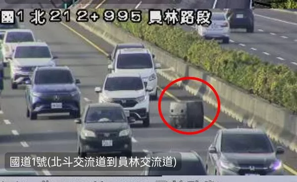 ▲國道1號北向213K發生大塑膠桶飛落，遭聯結車撞上。（圖／國道警方提供 翻攝自西濱路況群）
