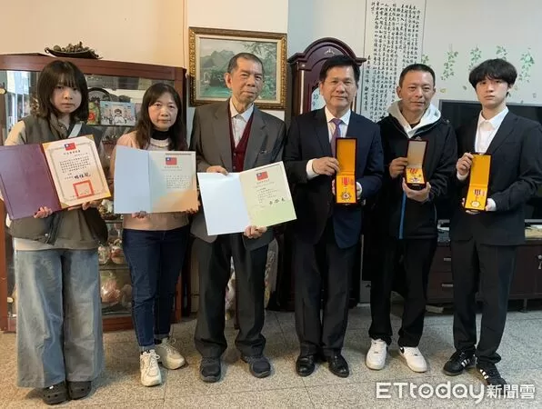 ▲外交部長林佳龍昨日前往台南慰問謝柏輝公使家屬，並頒發多項獎章表彰其外交貢獻。（記者林東良翻攝，下同）