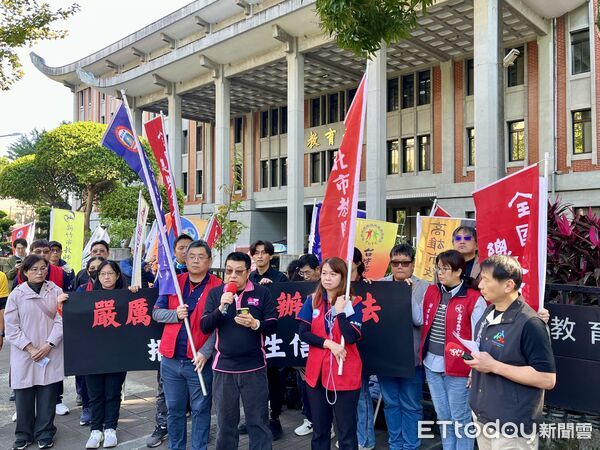 ▲▼全教總批評解聘辦法及考核辦法修正重創教育熱忱，並強烈譴責：濫訴小案大辦亂象未除，校長權責真空、冤案無補償。（圖／記者許敏溶攝）