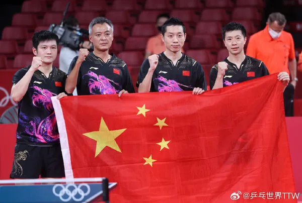 ▲前中國桌球名將馬龍（右1）、許昕(右2)的教練秦志戩（左2）接管中國桌球隊兵符。（圖／翻攝自微博／乒乓世界TTW）