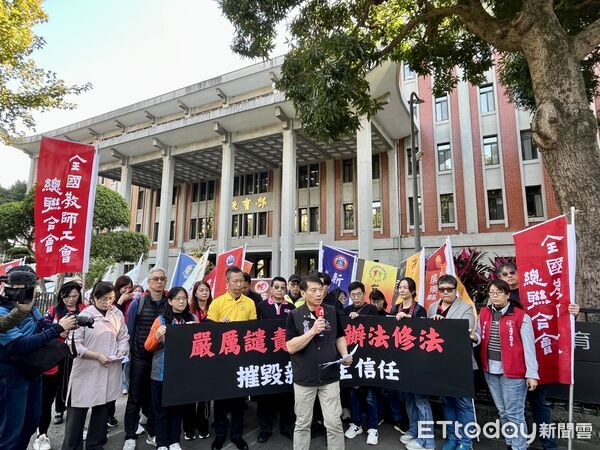 ▲▼全教總批評解聘辦法及考核辦法修正重創教育熱忱，並強烈譴責：濫訴小案大辦亂象未除，校長權責真空、冤案無補償。（圖／記者許敏溶攝）