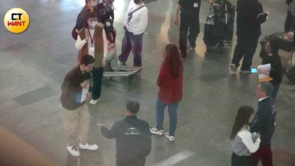 劉冠廷抱著收到的禮物向機場人員鞠躬表達感謝。（圖／本刊攝影組）