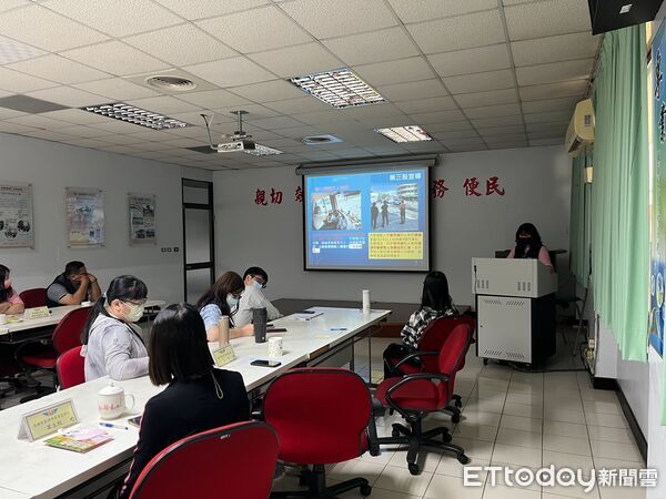 ▲屏東監理站向與會運輸業公會代表宣導路口停讓及遵守規定。（圖／屏東監理站提供）