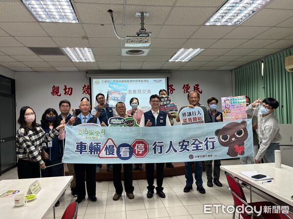 ▲屏東監理站向與會運輸業公會代表宣導路口停讓及遵守規定。（圖／屏東監理站提供）