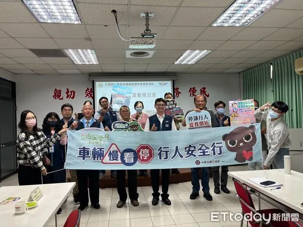 ▲屏東監理站向與會運輸業公會代表宣導路口停讓及遵守規定。（圖／屏東監理站提供）