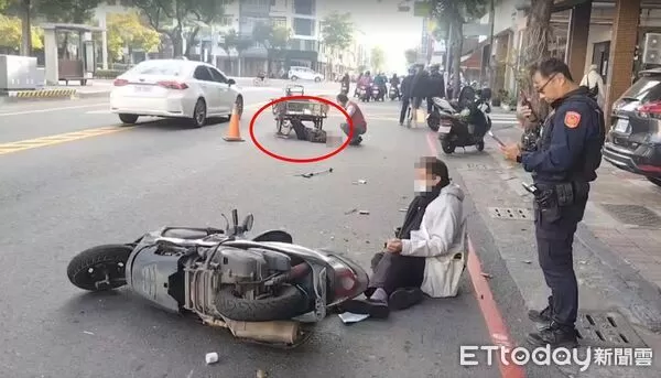 ▲▼高雄男低頭看腳踏板　86歲嬤慘被撞飛躺路中不起。（圖／民眾提供）