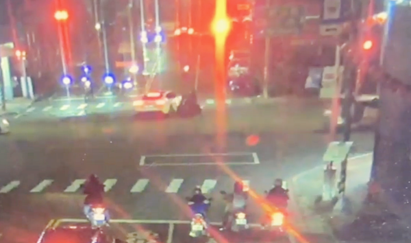 ▲桃園市勞姓婦人昨晚駕駛保時捷轎車行經蘆竹區南山路左轉長安路，與黃姓機車騎士發生碰撞，圖為碰撞監視畫面。（圖／蘆竹警方提供）