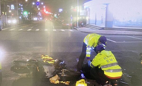 ▲桃園市勞姓婦人昨晚駕駛保時捷轎車行經蘆竹區南山路左轉長安路，與黃姓機車騎士發生碰撞，救護人員到場為騎士施救。（圖／蘆竹警方提供）