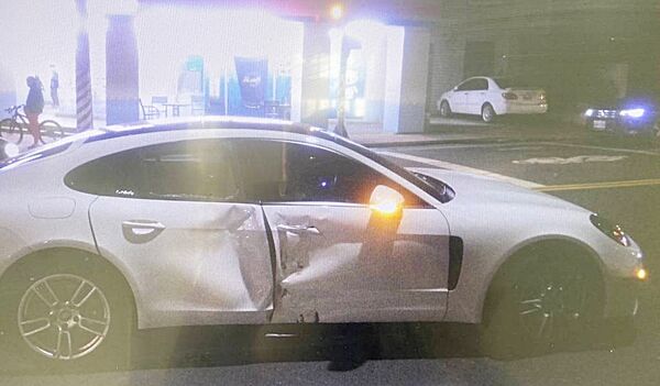 ▲桃園市勞姓婦人昨晚駕駛保時捷轎車行經蘆竹區南山路左轉長安路，與黃姓機車騎士發生碰撞，保時捷車身出現嚴重凹痕。（圖／蘆竹警方提供）