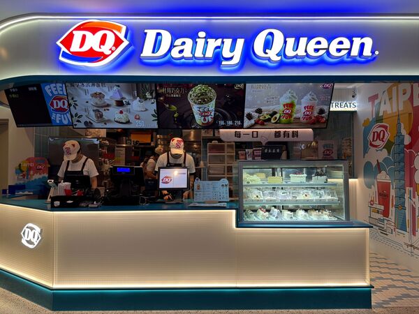 ▲辻利茶舗新甜品，還能自加淋醬。（圖／品牌提供）