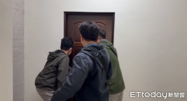 ▲善化警分局會同移民署台南專勤隊，攻堅查緝黃昏市場附近巷弄非法性交易據點，行動當場查獲一名嫖客蘇姓男子，以及4名外籍女子及相關證物一批。（記者林東良翻攝，下同）