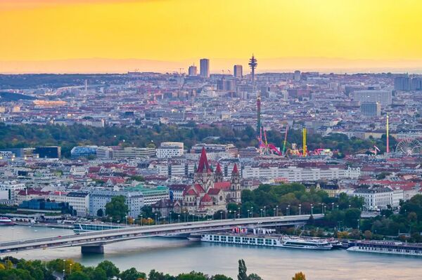 ▲▼維也納多瑙河塔觀景台介紹。（圖／部落客travel with leo提供）