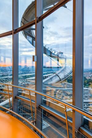 ▲▼維也納多瑙河塔觀景台介紹。（圖／部落客travel with leo提供）